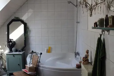 Ein Badezimmer in der Unterkunft Ruhiges, helles Altbauzimmer im Stadtzentrum Privatunterkunft
