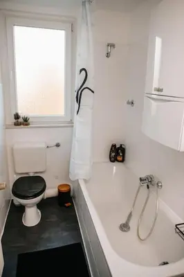 Ein Badezimmer in der Unterkunft Modern & black - City - Netflix - Wifi - 4 Person