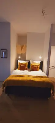 Ein Bett oder Betten in einem Zimmer der Unterkunft RüWellnessSuite I Rü-Stern I Messe I Klinikum