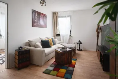 Ein Sitzbereich in der Unterkunft 1-4 Gäste Wohnung W-Lan, Netflix, Amazon, Parken, Arbeitsplatz, 24h Check in ,Vollausgestattet Küche, Handtücher Seife u,v,m für Geschäftsreisende, Paare, Familien ,