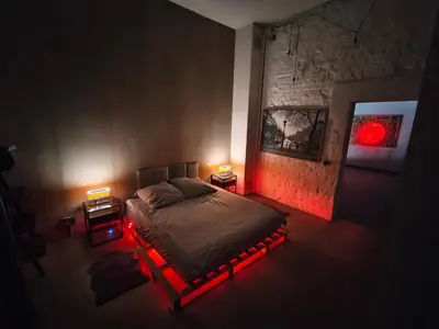 Ein Bett oder Betten in einem Zimmer der Unterkunft Stunning Industrial Loft in a former Power Plant Schaltzentrale