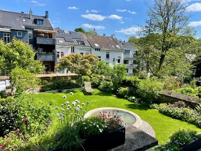 Ein Garten an der Unterkunft Helle Altbauwohnung mit Balkon im Briller Viertel