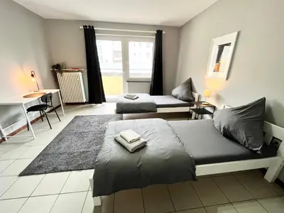 Ein Bett oder Betten in einem Zimmer der Unterkunft Apartment Central 10E 90qm Wi-Fi free Parking calm back house