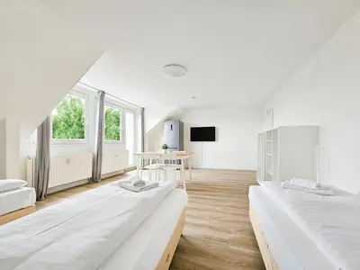 Ein Bett oder Betten in einem Zimmer der Unterkunft Tolstov Apartments - Monteurwohnungen - 3 Schlafzimmer - Küche - Balkon - Waschmaschine - 25 Min zur Messe DUS