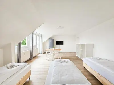 Ein Bett oder Betten in einem Zimmer der Unterkunft Tolstov Apartments - Monteurwohnungen - 3 Schlafzimmer - Küche - Balkon - Waschmaschine - 25 Min zur Messe DUS