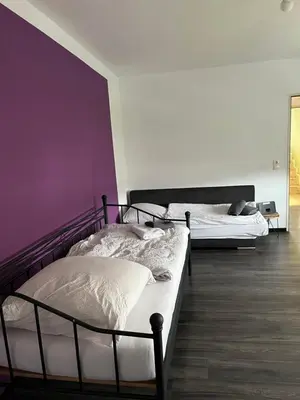 Ein Bett oder Betten in einem Zimmer der Unterkunft Red Dot Apartments