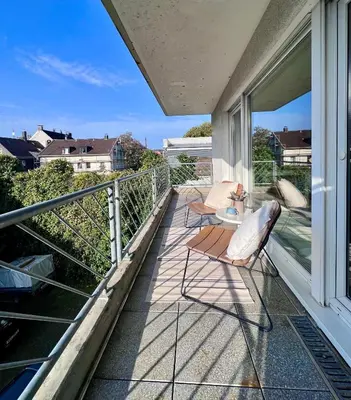 Ein Balkon oder eine Terrasse in der Unterkunft TIMELESS APARTMENT: FREE PARKING + BALCONY
