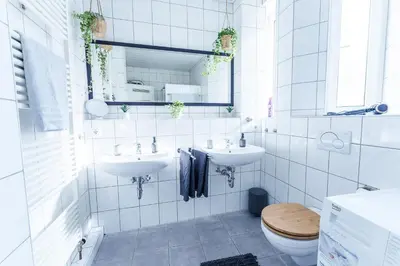 Ein Badezimmer in der Unterkunft Große Terassen-Wohnung mit Grill, Playstation 5, Billardtisch und Massagesessel