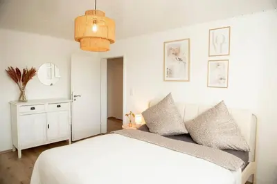 Ein Bett oder Betten in einem Zimmer der Unterkunft DESIGN:Suite am Festspielhaus