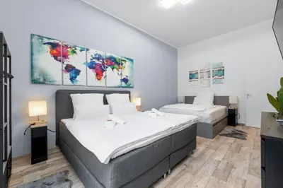 Ein Bett oder Betten in einem Zimmer der Unterkunft Tolles Design, hochwertig, Vollausstattung, 3 Zimmer, großes Bad & Gäste-WC, große Küche, 3 x Smart TV, 11 min zum Hbf Duisburg