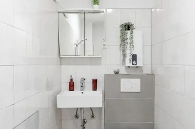 Ein Badezimmer in der Unterkunft SpaceStays Two-Room Suite WIFI Netflix