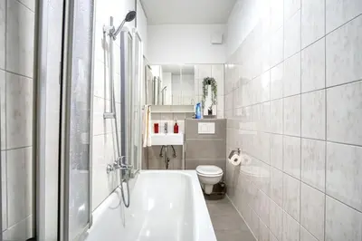 Ein Badezimmer in der Unterkunft SpaceStays Two-Room Suite WIFI Netflix