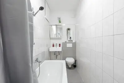 Ein Badezimmer in der Unterkunft SpaceStays Two-Room Suite WIFI Netflix
