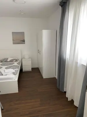 Ein Bett oder Betten in einem Zimmer der Unterkunft Modernes Ferienhaus mit 2 Balkonen, Terrasse und Garten !