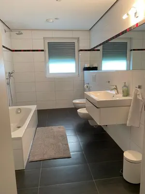Ein Badezimmer in der Unterkunft Modernes Ferienhaus mit 2 Balkonen, Terrasse und Garten !