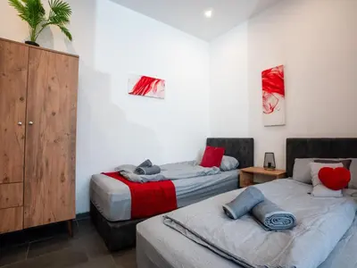 Ein Bett oder Betten in einem Zimmer der Unterkunft Serviceroom24 - Space in Recklinghausen Hoch WLAN - Smart-TV - 24-7 Check-in und Küche