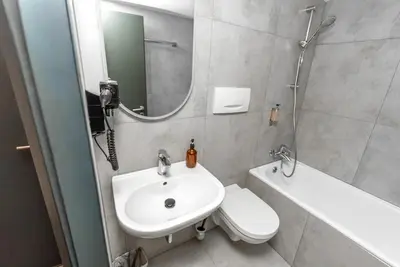 Ein Badezimmer in der Unterkunft Adrett Hotel Königsallee