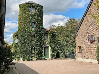Das Gebäude in dem sich das Ferienhaus befindet