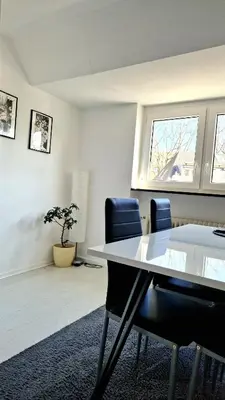Ein Sitzbereich in der Unterkunft Zentrale, ruhige Ferienwohnung am Bergmannsheil KH Wlan & Self-Check-in