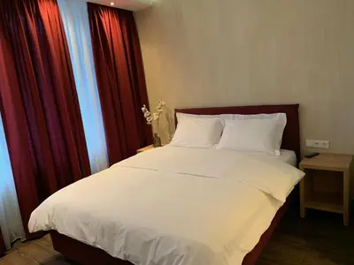 Ein Bett oder Betten in einem Zimmer der Unterkunft Millrather Brauhaus