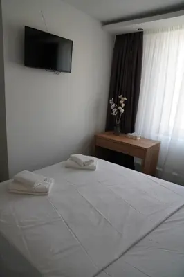 Ein Bett oder Betten in einem Zimmer der Unterkunft Millrather Brauhaus
