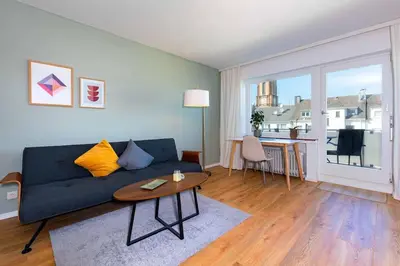 Ein Sitzbereich in der Unterkunft City Apartment mit Sonnenbalkon, 10 Minuten zum Bahnhof, 5 Minuten zum Luisenviertel
