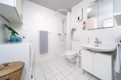 Ein Badezimmer in der Unterkunft City Apartment mit Sonnenbalkon, 10 Minuten zum Bahnhof, 5 Minuten zum Luisenviertel