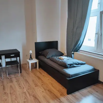 Ein Bett oder Betten in einem Zimmer der Unterkunft Charmante Altbauwohnung im Herzen der Stadt Solingen 4 Personen