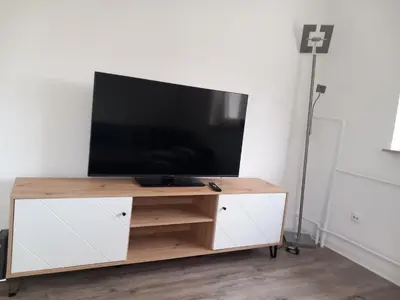 TV/Unterhaltungsangebot in der Unterkunft City Apartment 1#Netflix &Wlan &Kingsize Bett &Kaffee Maschine & Zentral & 500m Innenhafen & 2 min U Bahn