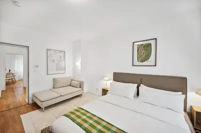 Ein Bett oder Betten in einem Zimmer der Unterkunft Beautiful 1-Bedroom Apartment with Kitchen, King Bed and Free Wifi in Wuppertal