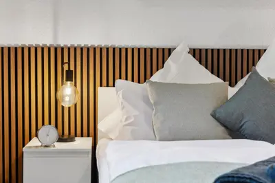 Ein Bett oder Betten in einem Zimmer der Unterkunft Zentral Wohnen im Luisenviertel Küche & Smart-TV
