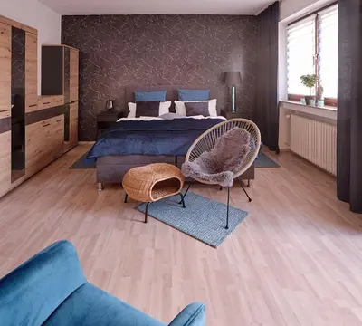 Ein Bett oder Betten in einem Zimmer der Unterkunft KATARINAS HOUSE mit 2 FeWo stilvoll, gemütlich & zentral Boxspringbett, Parkplatz, Balkon oder Garten