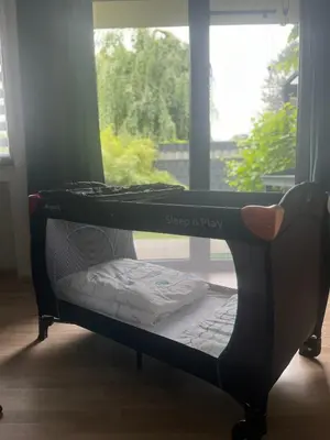 Ein Bett oder Betten in einem Zimmer der Unterkunft KATARINAS HOUSE mit 2 FeWo stilvoll, gemütlich & zentral Boxspringbett, Parkplatz, Balkon oder Garten