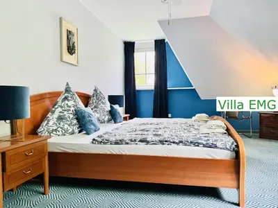 Ein Bett oder Betten in einem Zimmer der Unterkunft Ferienhaus Villa EMG Gelsenkirchen nah Essen Dortmund mit Pool und Garten für Familien Gruppen bis 21 Personen