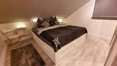 Ein Bett oder Betten in einem Zimmer der Unterkunft Wohnen am Stadtgarten - ruhig und zentral gelegen