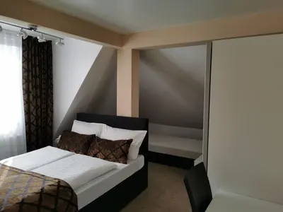 Ein Bett oder Betten in einem Zimmer der Unterkunft Hotel Art Balkanhof