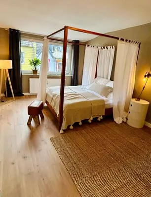 Ein Bett oder Betten in einem Zimmer der Unterkunft FeelsLikeHome - Urbane Altbauwohnung mit Dachterasse& Parkplatz