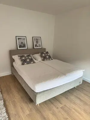 Ein Bett oder Betten in einem Zimmer der Unterkunft Moderne Wohnung in Stadionnähe mit Parkplatz