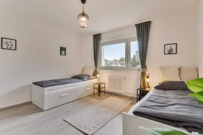 Ein Bett oder Betten in einem Zimmer der Unterkunft Arena trifft Domizil by CordisSky in direkter Umgebung zur Arena