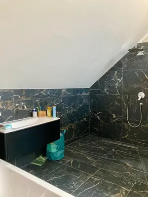 Ein Badezimmer in der Unterkunft Wunderschöne Ferienwohnung in innovativem Zero-Emissionen Haus
