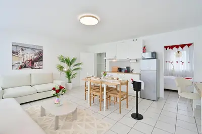Küche/Küchenzeile in der Unterkunft Stylish and Modern 2-Room Apartment in Wuppertal City Center