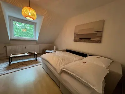 Ein Bett oder Betten in einem Zimmer der Unterkunft 50qm Dachgeschoss Wohnung zentral in Bochum Ehrenfeld - Friederika I