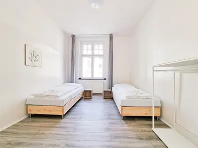Ein Bett oder Betten in einem Zimmer der Unterkunft Tolstov Apartments - 3 Zimmer Wohnungen mit Balkon - 15 Min zur Messe DUS