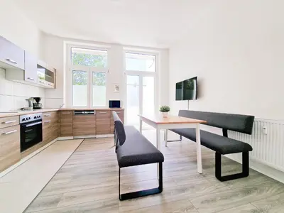 Küche/Küchenzeile in der Unterkunft Tolstov Apartments - 3 Zimmer Wohnungen mit Balkon - 15 Min zur Messe DUS
