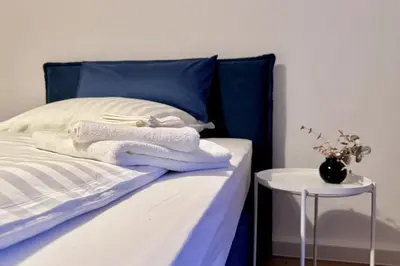 Ein Bett oder Betten in einem Zimmer der Unterkunft 15 Minuten Fußweg zum Stadion und Privatparkplatz