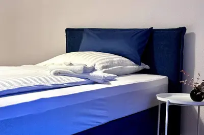 Ein Bett oder Betten in einem Zimmer der Unterkunft 15 Minuten Fußweg zum Stadion und Privatparkplatz