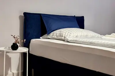 Ein Bett oder Betten in einem Zimmer der Unterkunft 15 Minuten Fußweg zum Stadion und Privatparkplatz