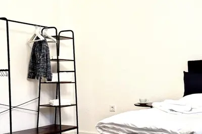 Ein Bett oder Betten in einem Zimmer der Unterkunft 15 Minuten Fußweg zum Stadion und Privatparkplatz