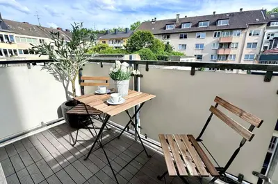 Ein Balkon oder eine Terrasse in der Unterkunft 15 Minuten Fußweg zum Stadion und Privatparkplatz