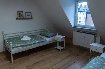 Ein Bett oder Betten in einem Zimmer der Unterkunft Moderne Ferienwohnung in Gelsenkirchen-Schalke für 1 bis 7 Personen mit Terrasse, ideal für Gruppen & Stadionbesuche